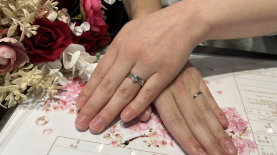 NIWAKA(ニワカ)の結婚指輪を着けた男女の手元