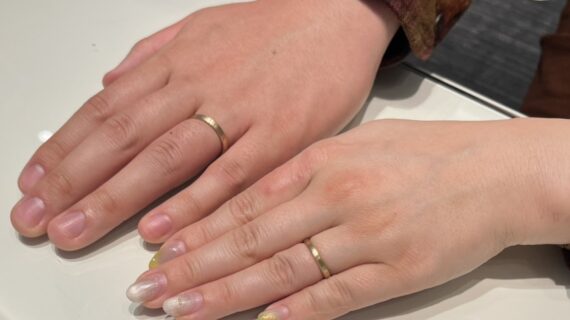 NIWAKA(ニワカ)の結婚指輪を着けた男女の手元