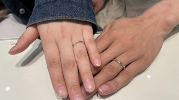 ディズニー美女と野獣の結婚指輪を着けた男女の手元