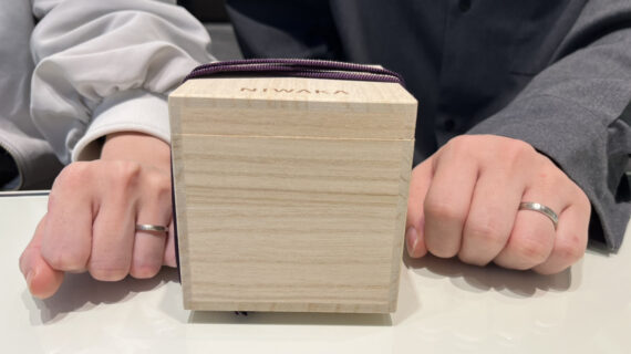 NIWAKA(ニワカ)の結婚指輪を着けた男女の手元と桐箱