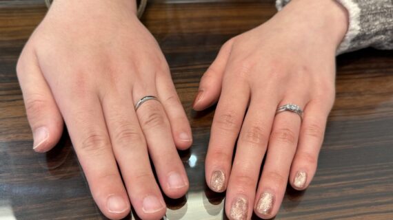 ニワカの婚約指輪と結婚指輪をつけているカップル
