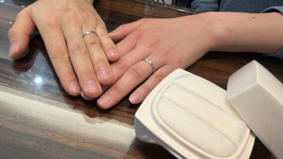 ニワカの結婚指輪をつけているカップル