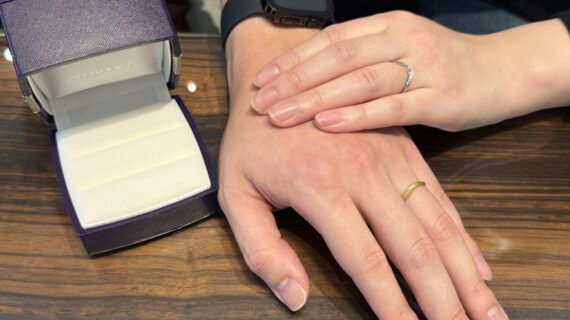 ニワカの結婚指輪をつけているカップル