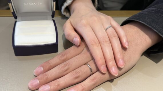 ニワカの結婚指輪をつけているカップル