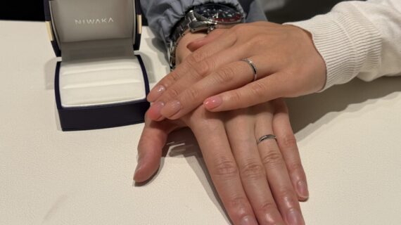 ニワカの結婚指輪をつけているカップル