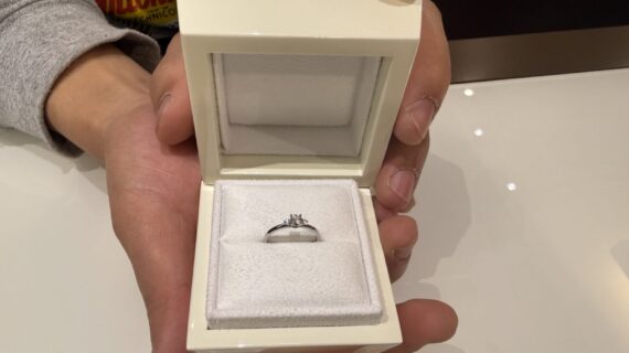 ルシエの婚約指輪を持っている男性