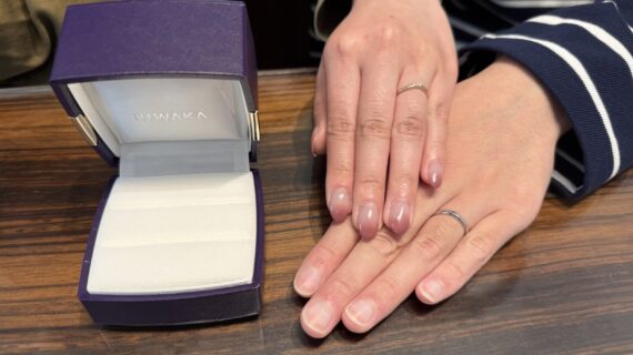 ニワカの結婚指輪をつけているカップル
