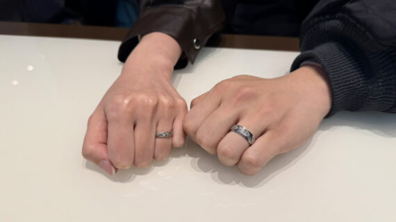 NIWAKAの結婚指輪をつけたカップル