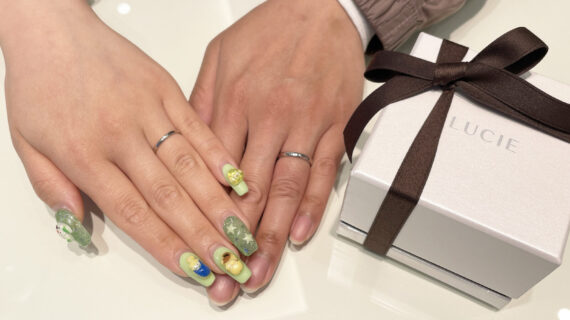 ルシエの結婚指輪をつけているカップルの写真