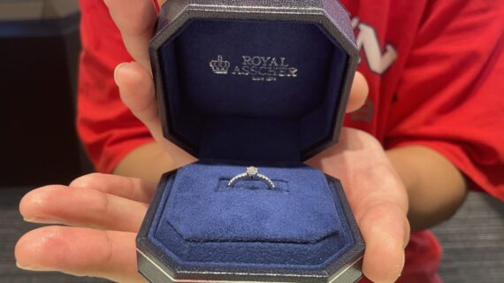 ロイヤル・アッシャーの婚約指輪を持っている男性の写真