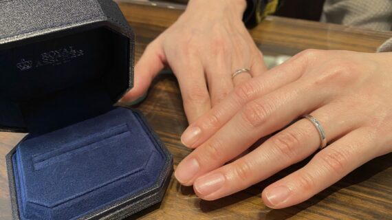 ロイヤルアッシャーの結婚指輪を着用したカップル