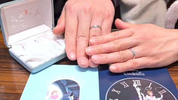 シンデレラの結婚指輪をつけたカップル