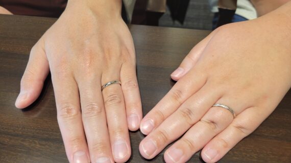 ニワカの結婚指輪を着けたカップルの手元