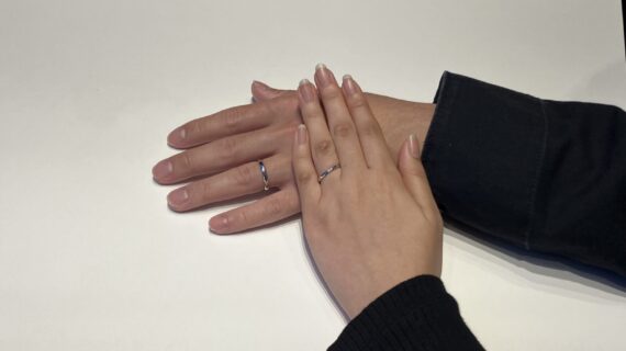 ロイヤル・アッシャーの結婚指輪をつけたカップル