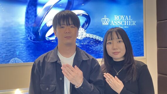 ロイヤル・アッシャーの結婚指輪をつけたカップル