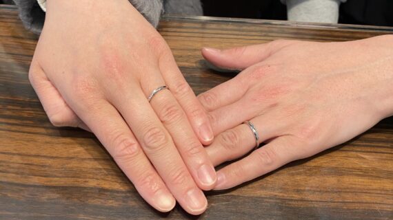 ルシエの結婚指輪を着用したカップルの手元