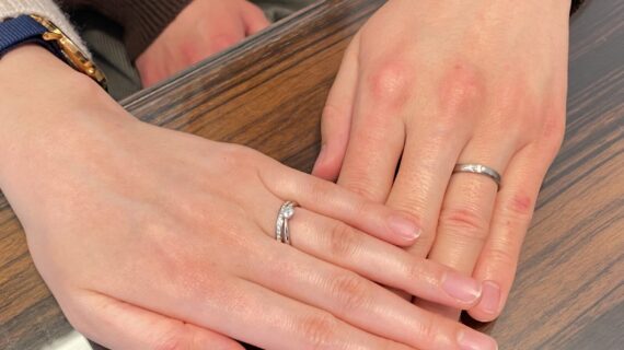 NIWAKAの結婚指輪とラザールダイヤモンドの婚約指輪を着用したカップルの手元