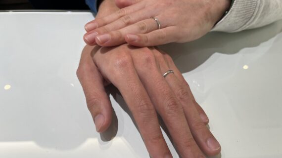 ロイヤル・アッシャーの結婚指輪を着けた夫婦