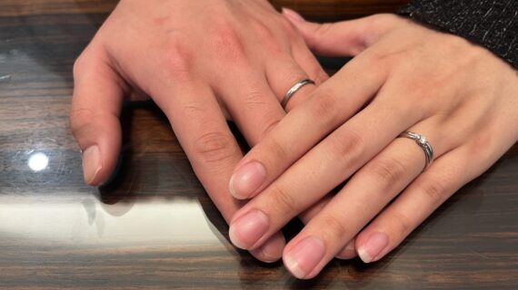シンデレラの結婚指輪を着けたカップル