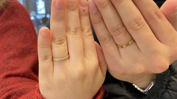プルーブの結婚指輪を着用したカップルの手元
