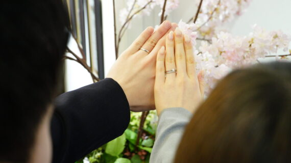 アイスブルーレーベルの結婚指輪を着用したカップル