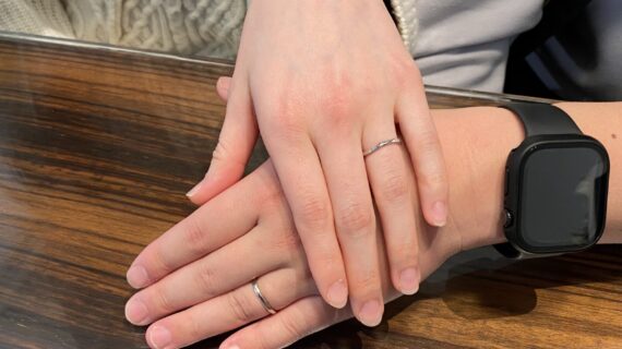 NIWAKAの結婚指輪を着用したカップルの手元
