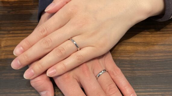 NIWAKAの結婚指輪を着用したカップルの手元