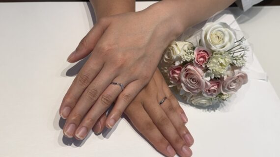 俄の結婚指輪をつけたカップル