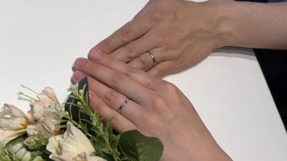 NIWAKAの結婚指輪をつけたカップル