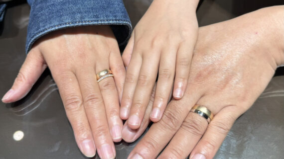 ニワカの結婚指輪を着けた家族の手元