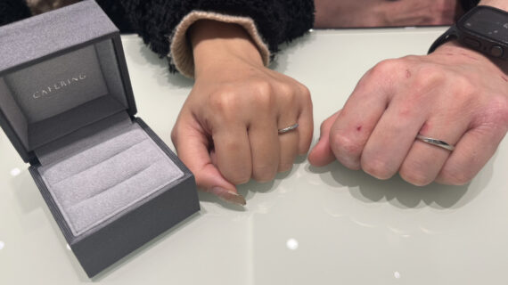 カフェリングの結婚指輪を着けたカップル