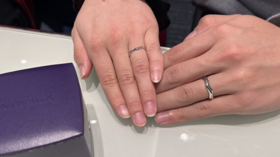 NIWAKAの結婚指輪を着けたカップル