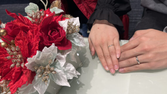 NIWAKAの結婚指輪を着けたカップル