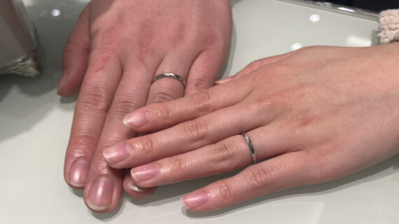 カフェリングの結婚指輪を着けたカップル