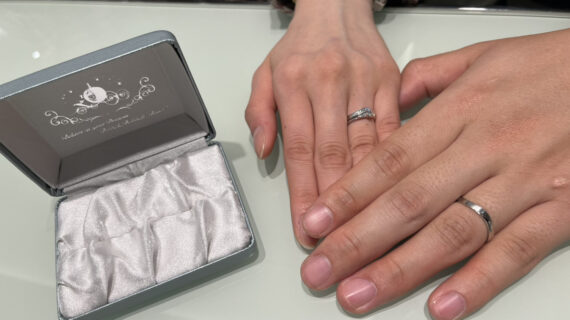 ディズニーシンデレラの結婚指輪を着けたカップル