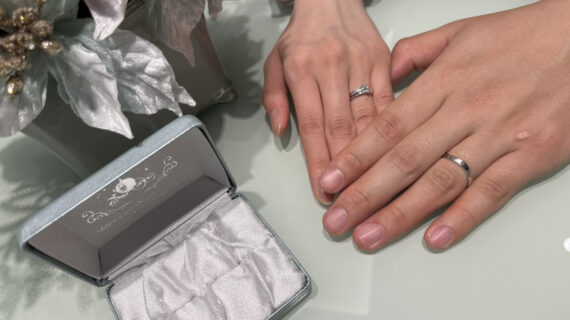 ディズニーシンデレラの結婚指輪を着けたカップル