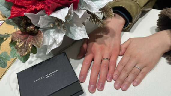 ラザールダイヤモンドの結婚指輪を着けたカップル