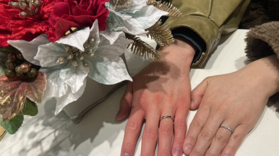 ラザールダイヤモンドの結婚指輪を着けたカップル