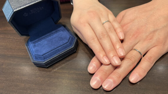 ロイヤルアッシャーの結婚指輪を着けたカップル