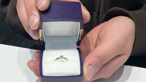 NIWAKAの婚約指輪のケースを持つ男性