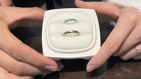 NIWAKA(ニワカ)の結婚指輪のケースを持つカップル