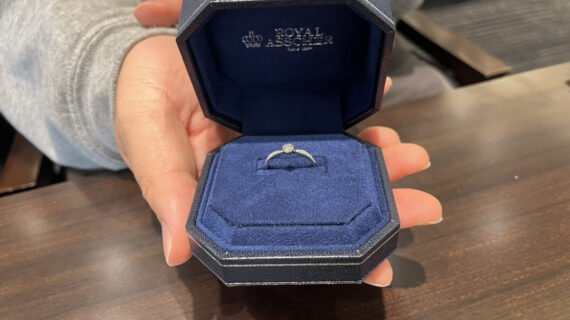 ロイヤル・アッシャーの婚約指輪のケースを持つ男性