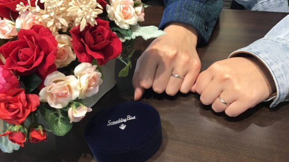 サムシングブルーの結婚指輪を着けたカップル