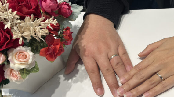 美女と野獣の結婚指輪を着けたカップル