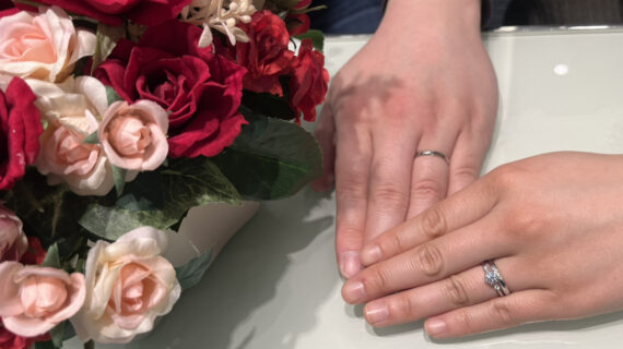 ロイヤル・アッシャーの婚約指輪と結婚指輪を着けたカップル
