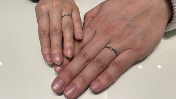 ラザールダイヤモンドの結婚指輪を着けたカップル
