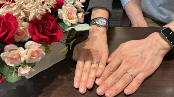 NIWAKA(ニワカ)の結婚指輪を着けたカップル