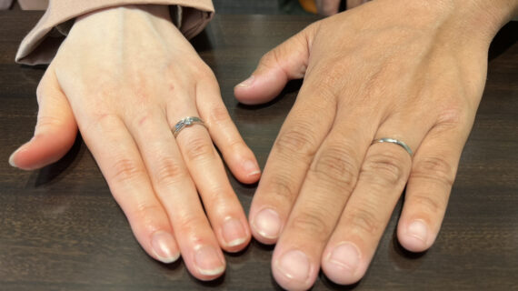 ロイヤル・アッシャーの結婚指輪を着けた男女の手元