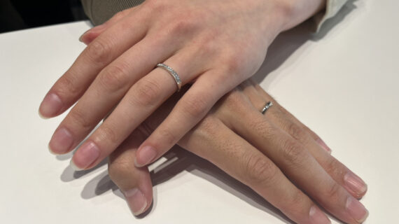 NIWAKA(ニワカ)の結婚指輪「綺羅」を着けた男女の手元