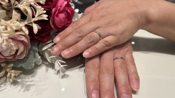 NIWAKA(ニワカ)の結婚指輪「ことのは」を着けた男女の手元